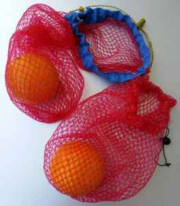 Filets d'oranges transformés en sacs réglables